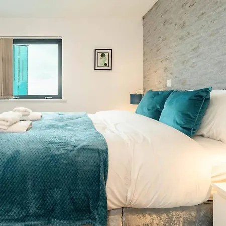 Centre 2bed - With Balcony & Parking Apartment *