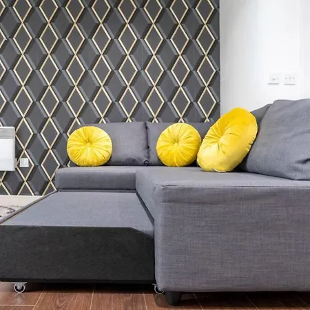 Centre 2bed - With Balcony & Parking *