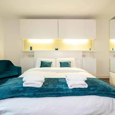 Centre 2bed - With Balcony & Parking