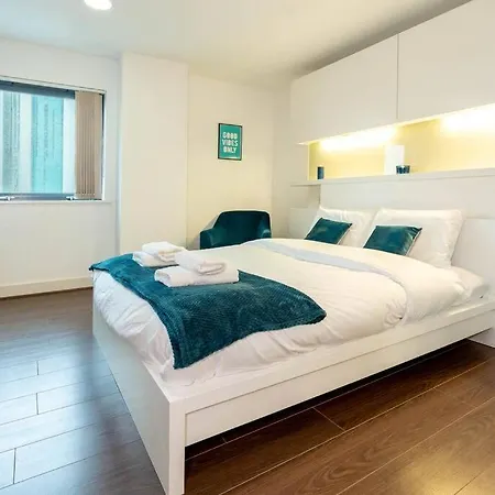 Apartment Centre 2bed - With Balcony & Parking