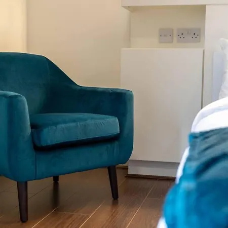 Apartment Centre 2bed - With Balcony & Parking