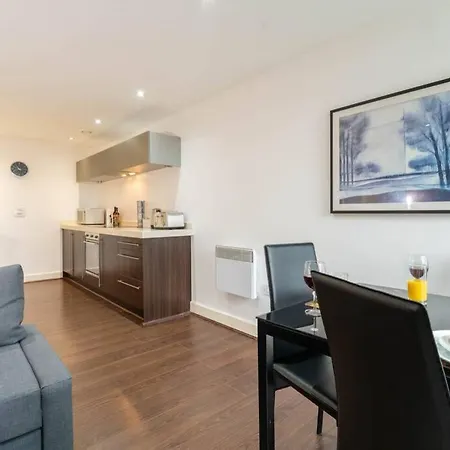 Centre 2bed - With Balcony & Parking Apartment *