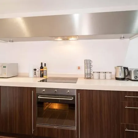 Centre 2bed - With Balcony & Parking